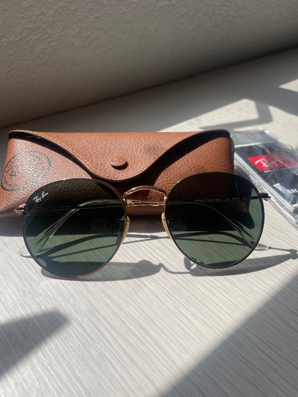 Ray-Ban Round Metal Sunglasses in Arista Gold with Green lenses and Leather Case